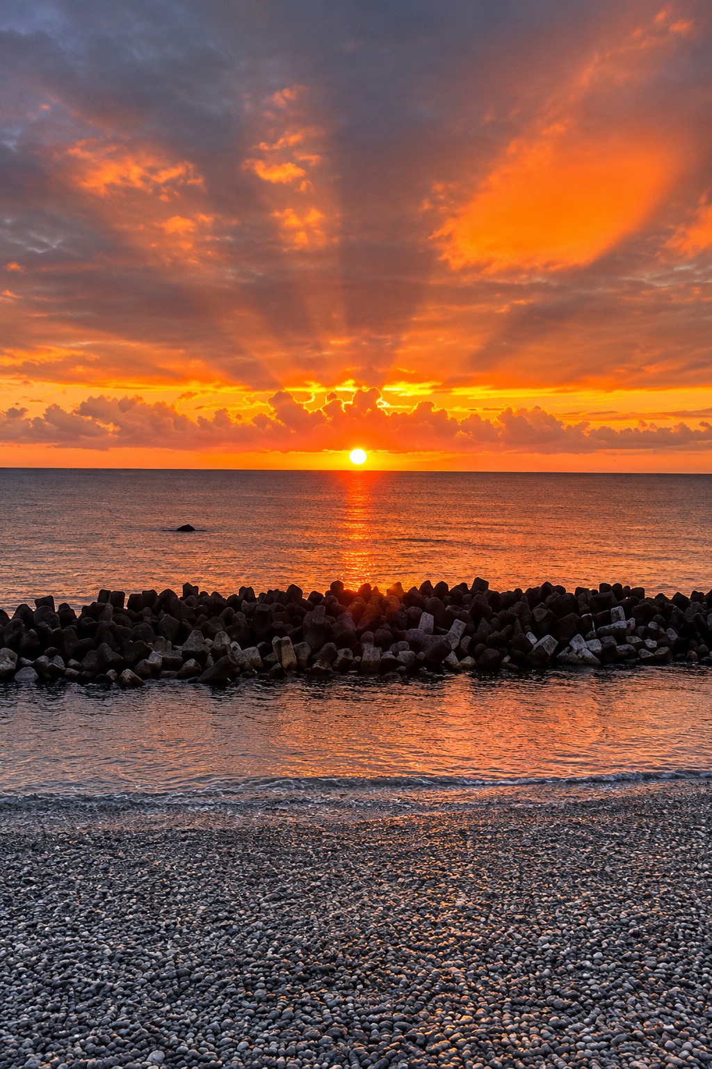 海に沈むオレンジ色の夕日